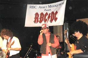 Adam Bain et Bruce Fairles de RBC rock n'roll pour un organisme de bienfaisance.