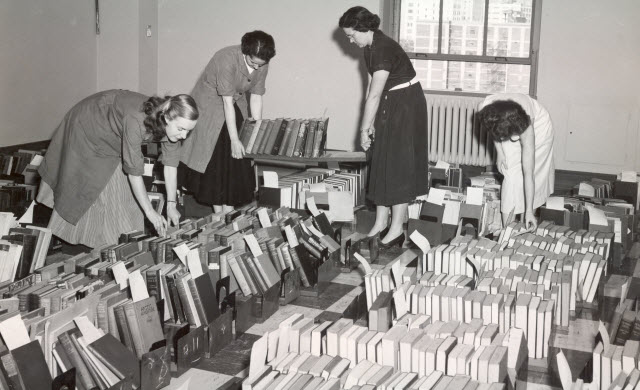 1955 – Les libraires de la Banque font des recherches pour répondre aux besoins des secteurs 
