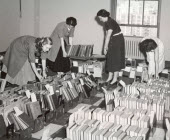 1955 – Les libraires de la Banque font des recherches pour répondre aux besoins des secteurs