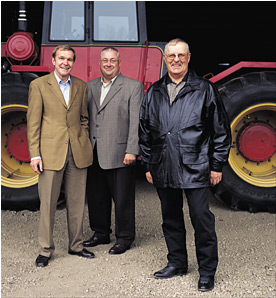 Roger Straathof, RBC Banque Royale, et Peter MacIntyre, RBC Services Internationaux, accompagnés de Orval Sorken, United Farmers of Alberta Co-operative Limited.