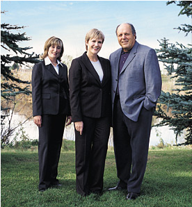 Meghan Meger, RBC Investissements, accompagnée de Linda et John Forzani