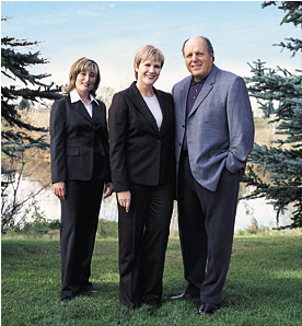 Meghan Meger, RBC Investissements, accompagn&eacute;e de Linda et John Forzani