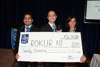 L'équipe gagnante de 2010/11, ROKUR AII (Université de Waterloo), reçoit son prix : un chèque de 20 000 $.