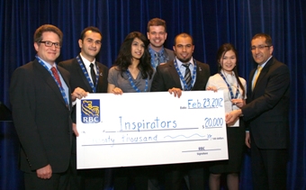 Les lauréats du défi Prochain grand innovateur 2012 de RBC, les « Inspirators », reçoivent leur prix de 20 000 $.