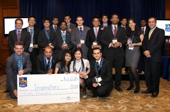 Les finalistes du sixi&egrave;me d&eacute;fi annuel Prochain grand innovateur de RBC se joignent &agrave; Morteza Mahjour, chef de l'information et de l'exploitation, et &agrave; Avi Pollock, vice-pr&eacute;sident, Innovation et planification strat&eacute;gique, apr&egrave;s la c&eacute;r&eacute;monie de remise des prix.