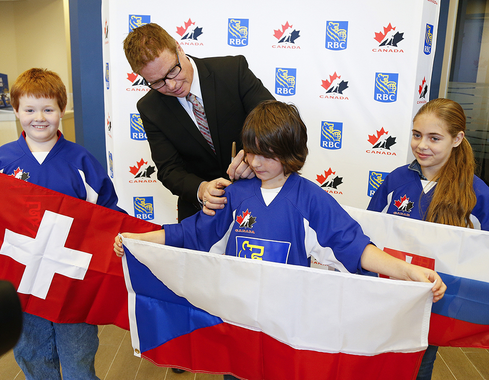 Larry Murphy, membre du Temple de la renommée du hockey, et des élèves de l’école publique Keith Wightman ont annoncé les matchs de la tournée En route vers le Mondial junior avec RBC qui seront joués à Peterborough.