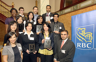 Les douze étudiants récipiendaires d'une Bourse d'études de RBC Banque Royale pour les nouveaux Canadiens 2008