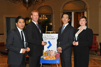 Jonathan Chiriboga, Carey Gibson, Binh Lu et Zuzana Fabian, tous étudiants de deuxième cycle de l’École de gestion Ted Rodgers de l’Université Ryerson, ont remporté le grand prix du Défi RBC Prochain grand innovateur 2009 et se sont mérité la somme de 20 000 $.