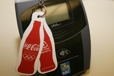 Les athlètes, entraîneurs et officiels d'équipe participant aux Jeux olympiques et paralympiques d'hiver de 2010 à Vancouver pourront acheter facilement et en tout temps des boissons de marque Coca-Cola d'un simple geste de la main avec une carte Visa prépayée spéciale émise par RBC.