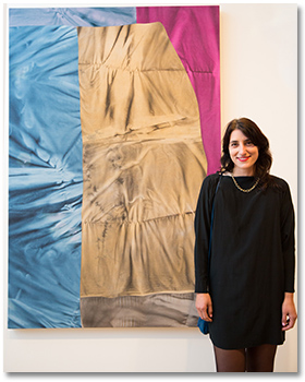 Colleen Heslin, qui a remporté le premier prix du Concours de peintures canadiennes de RBC, et son tableau, 'Almost young and wild and free'.