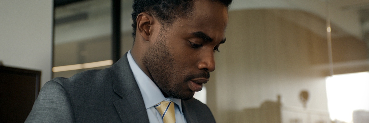 Image d’un homme afro-canadien dans son bureau