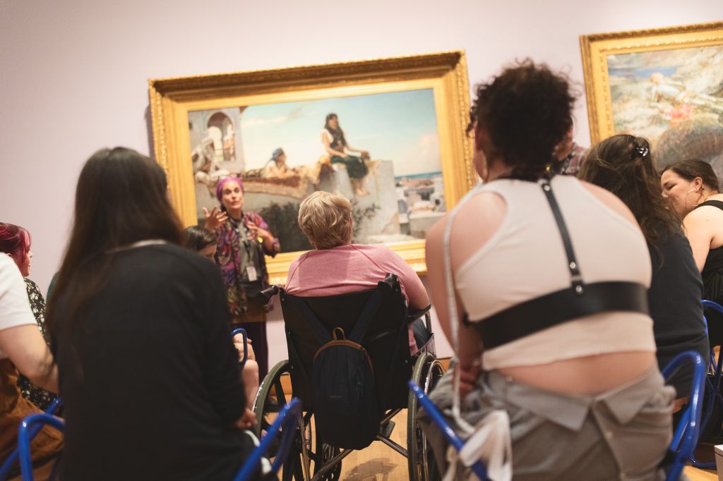 La médiatrice culturelle Delphine Arnaud animant une visite guidée de la collection d’art européen du XIXe siècle du Musée des beaux-arts de Montréal.