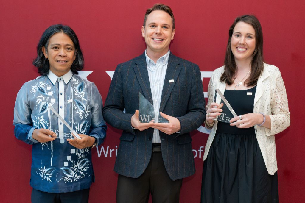 Trois lauréats du prix Bronwen Wallace RBC pour auteur de la relève 2026 – Renato Gandia, Graham Slaughter et Julia Cottrelle – tenant leur trophée.