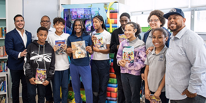 Un distributeur automatique de livres apporte sourires et récits à la Crete Academy