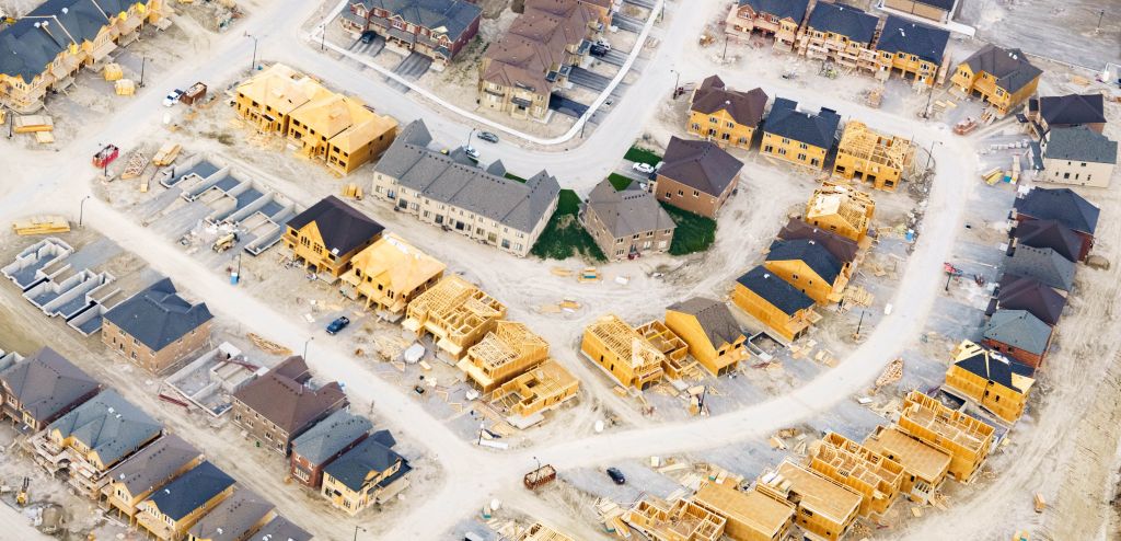 Bâtir l’avenir : ce qu’il faut surveiller pendant la mise en place du programme Maisons Canada
