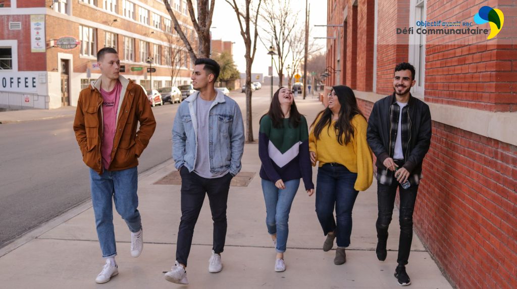 5 étudiants marchant sur un trottoir