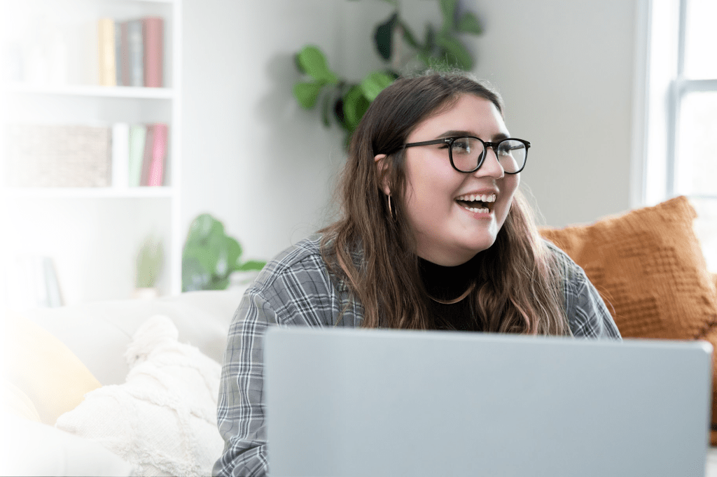 Jeune femme autochtone souriante