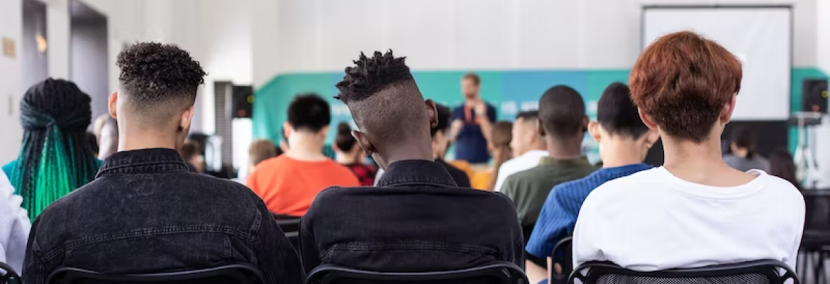 Groupe de jeunes rassemblés dans un bureau pour une séance de remue-méninges