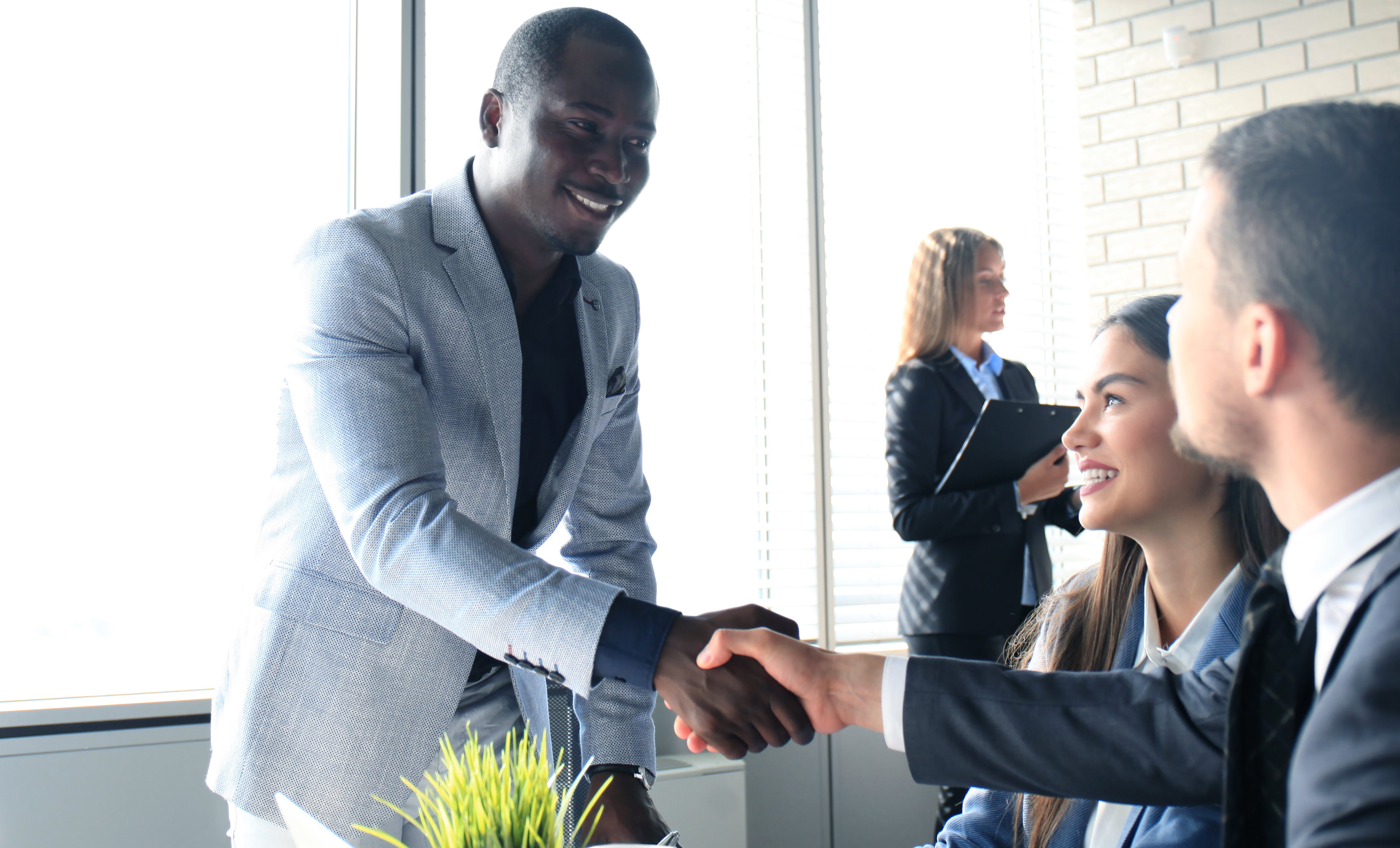 Une personne candidate à un emploi serre la main de la personne menant l’entrevue.